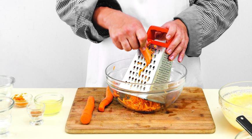 Фото приготовления рецепта: Кекс из молодой моркови, шаг №4