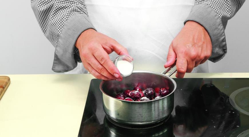 Фото приготовления рецепта: Бисквит со сливочным желе и ягодами, шаг №3