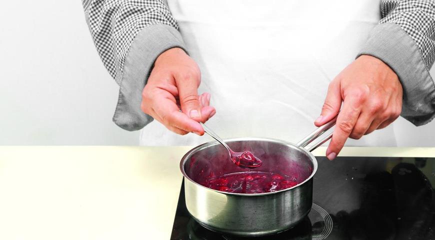 Фото приготовления рецепта: Бисквит со сливочным желе и ягодами, шаг №4
