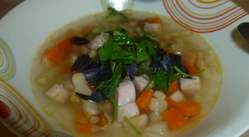 Готовый перловый суп с овощами и окороком посыпаем зеленью и подаем к столу