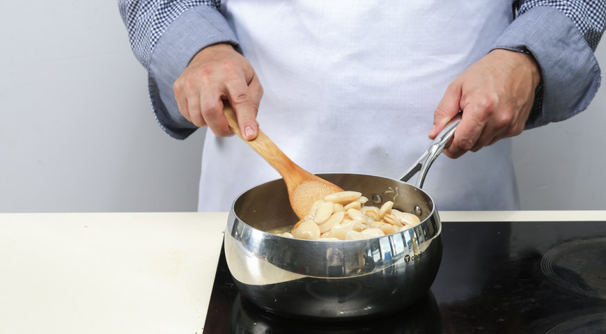 Фото приготовления рецепта: Фасоль с квашенной капустой, шаг №2
