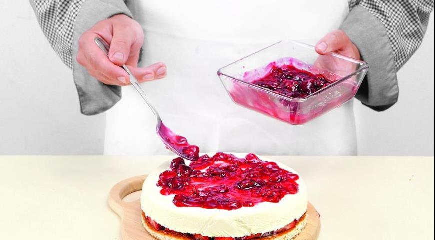 Фото приготовления рецепта: Бисквит со сливочным желе и ягодами, шаг №6
