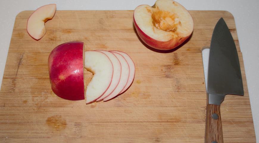 Яблоки нарезаем тонкими ломтиками