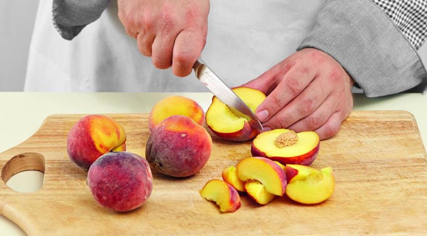 Фото приготовления рецепта: Персиковый пирог с перцем, шаг №4