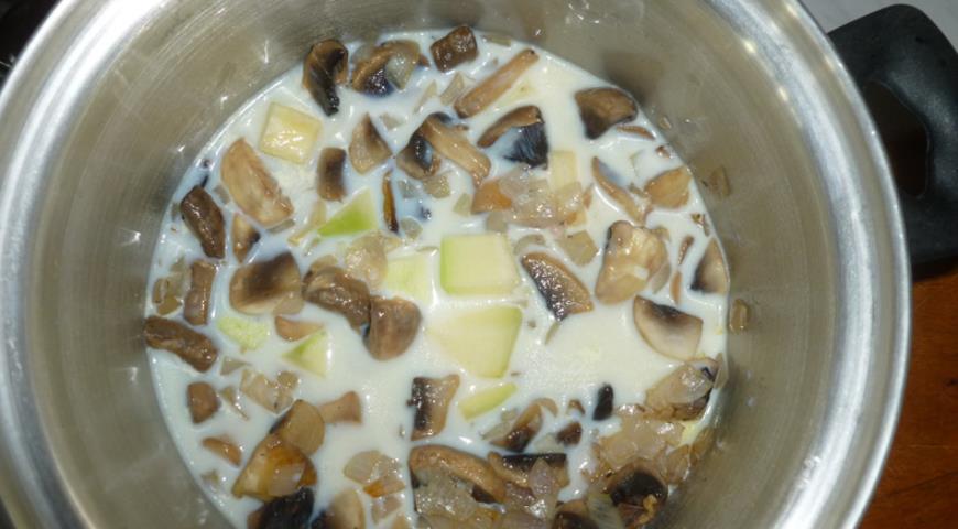 Нарезанный кабачок соединяем с грибами и луком, заливаем молоком