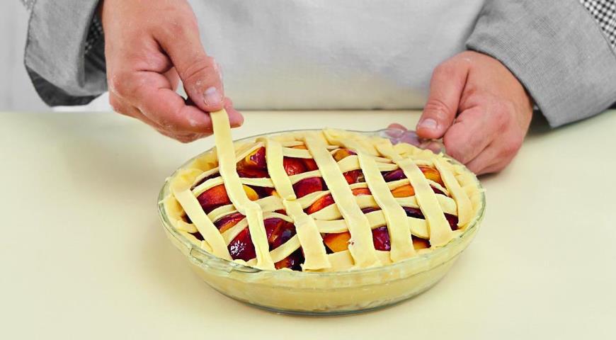 Фото приготовления рецепта: Персиковый пирог с перцем, шаг №6