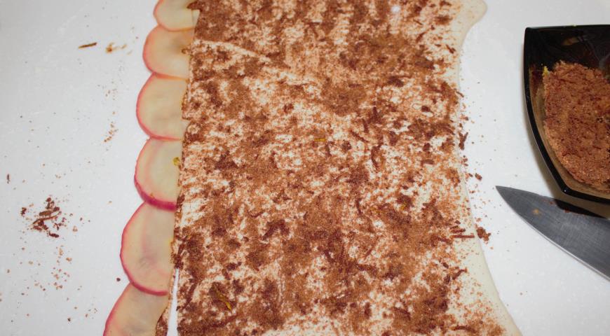 Нарезаем тесто на полоски, сверху выкладываем яблочные дольки