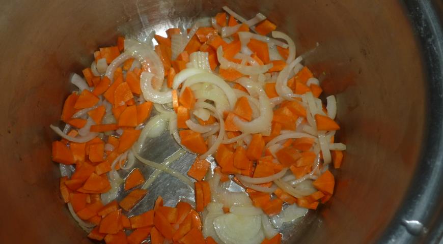Лук и морковь для супа обжариваем в кастрюле