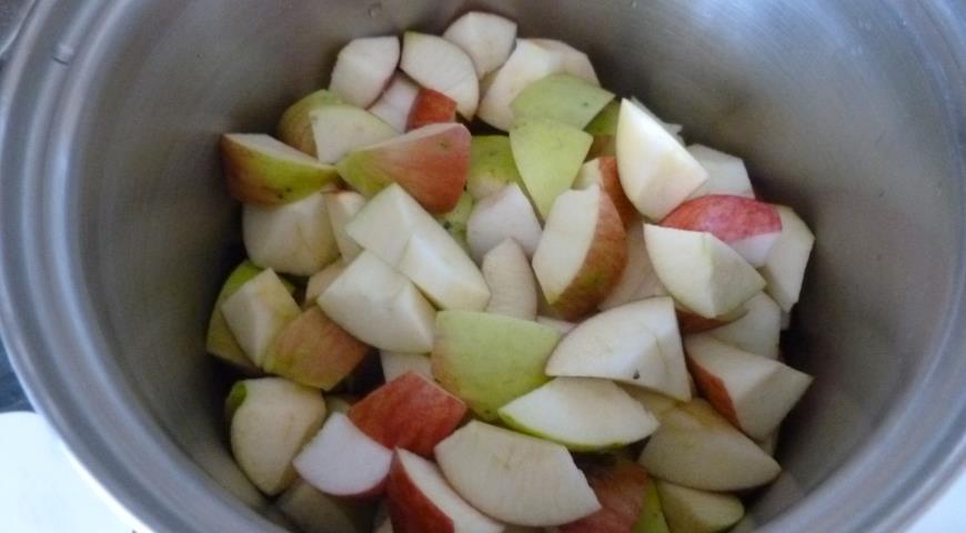 Яблоки для конфитюра нарезаем дольками, отвариваем до мягкости