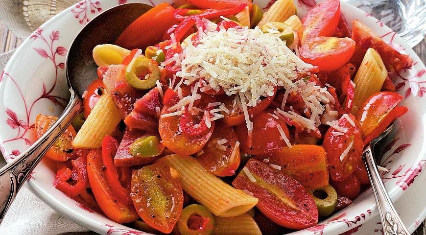 Рецепт Острый салат с салями и помидорами черри