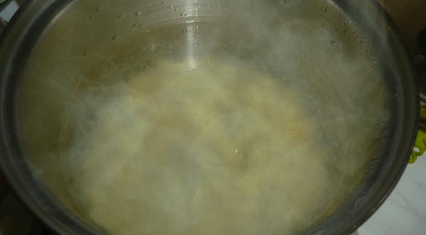 Картофель для супа нарезаем кубиками, добавляем в кипящий бульон