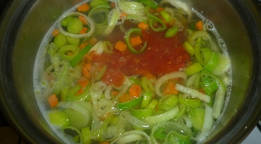 Помидоры натираем на терке и вместе с обжаренными овощами кладем в суп