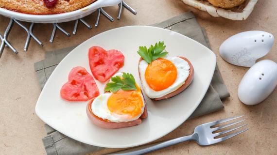 Романтический завтрак яичница с сосиской