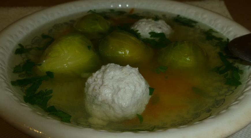 Готовый суп с фрикадельками из индейки и брюссельской капустой посыпаем петрушкой