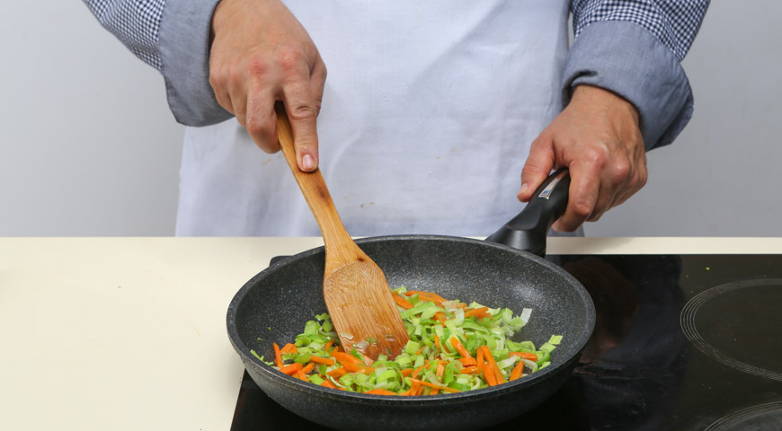 Фото приготовления рецепта: Легкий суп с сельдереем и  фасолью лима, шаг №2