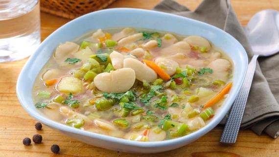 Легкий суп с сельдереем и  фасолью лима