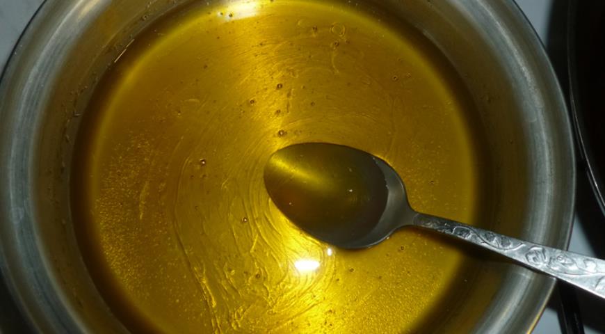 Готовим сироп для пахлавы, растворяем в воде сахар и мед
