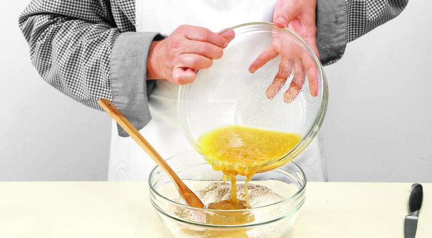 Фото приготовления рецепта: Постный грушевый кекс на оливковом масле, шаг №3