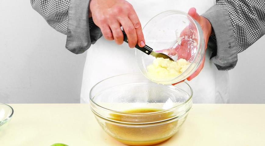 Фото приготовления рецепта: Постный грушевый кекс на оливковом масле, шаг №2