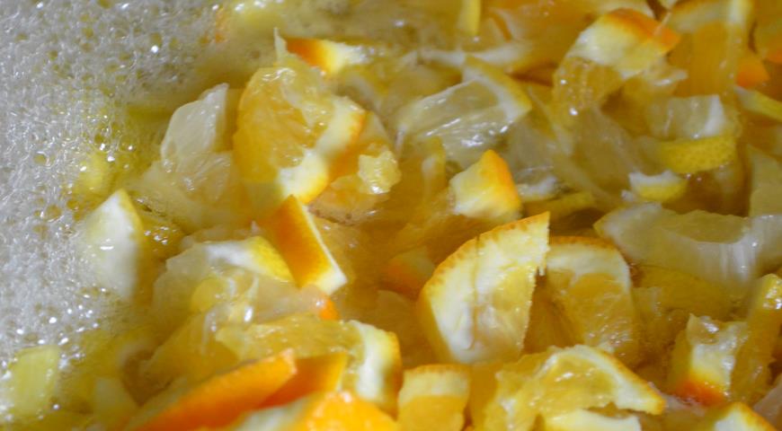 Выкладываем в сироп порезанные кабачки, лимон, апельсин и кусочки ананаса