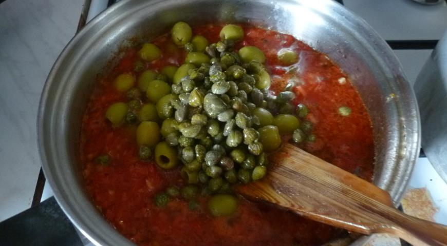 Добавляем каперсы и маслины в томатный соус для пасты