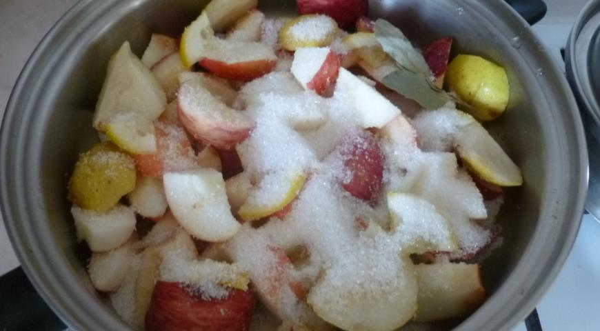 Нарезаем яблоки и лимон для варенья