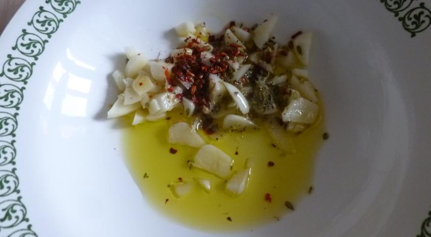 Готовим соус для паста с томатами, маслинами и каперсами