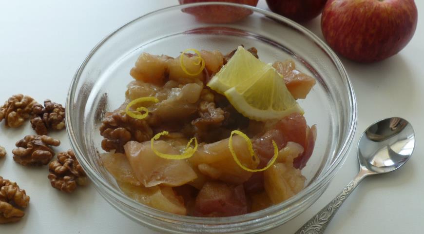 Готовое варенье из яблок с грецкими орехами и лимоном