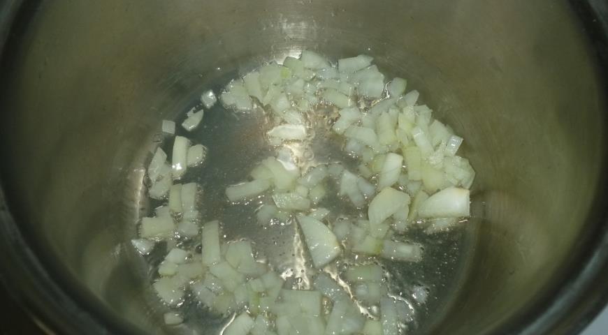 Обжариваем лук для щавелевого супа с рыбой