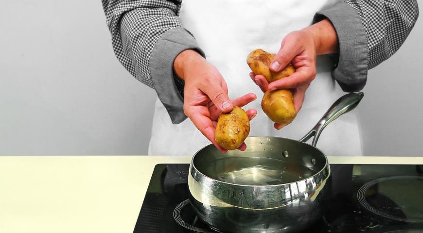 Фото приготовления рецепта: Жареные пирожки с картошкой на кефире, шаг №1