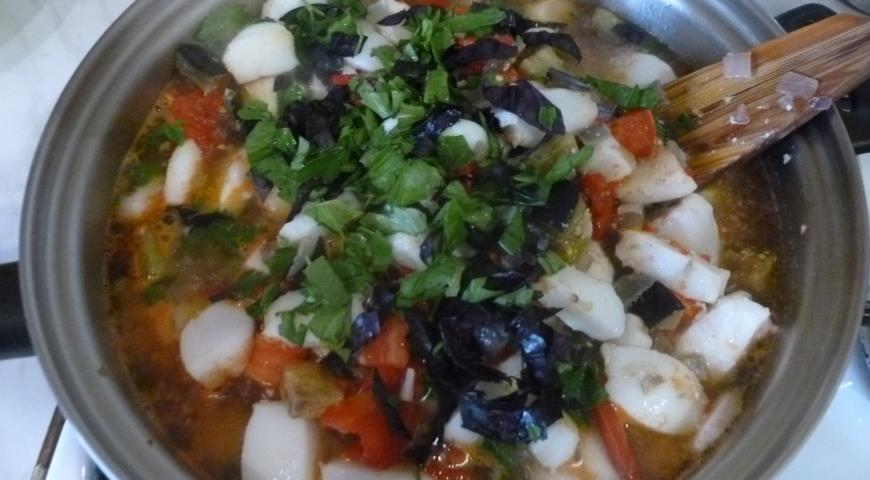 Добавляем базилик в сковороду с кальмаром, томатами и баклажаном