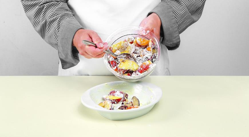 Фото приготовления рецепта: Пирог-крошка с фруктами и фундуком, шаг №3
