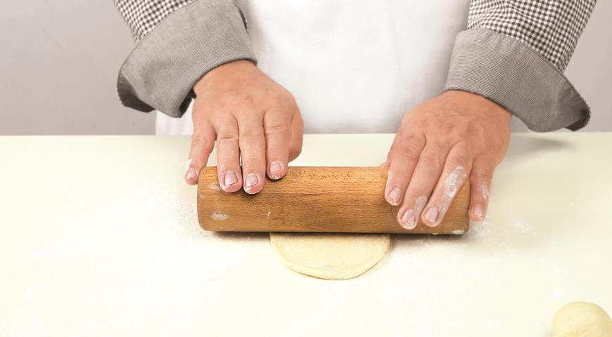 Фото приготовления рецепта: Жареные пирожки с картошкой на кефире, шаг №5