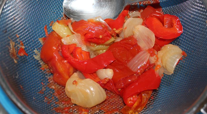 Протираем овощи через сито и выкладываем в мультиварку для приготовления кетчупа