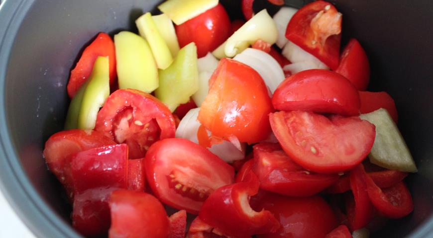Нарезаем овощи для кетчупа
