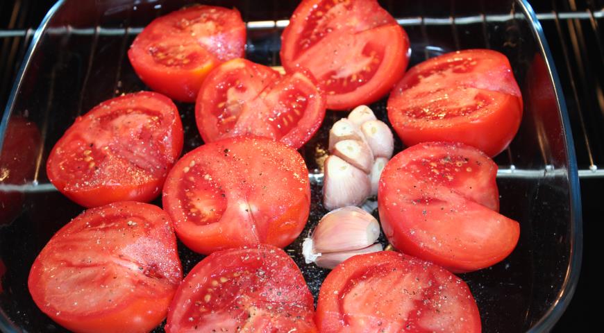 Запекаем помидоры с чесноком в духовке