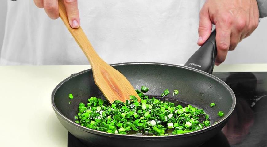 Фото приготовления рецепта: Киш из гречневой муки с зеленым луком, шаг №4