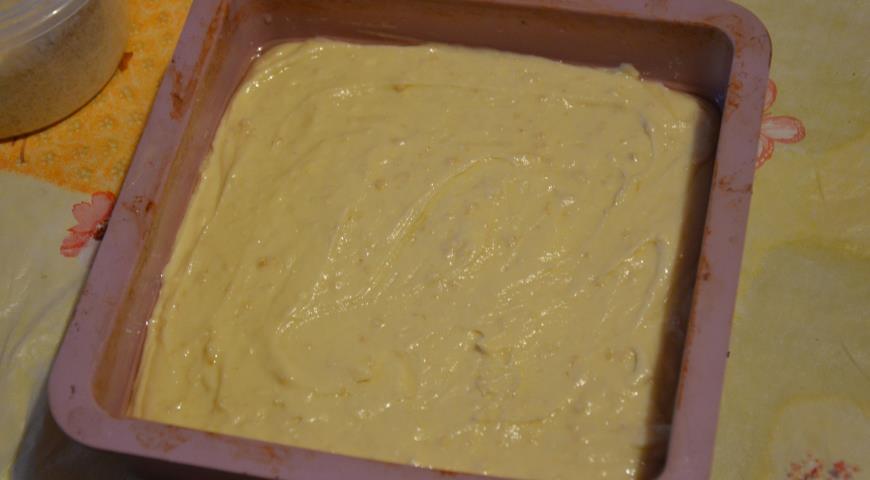 Выливаем тесто для шарлотки в форму для запекания