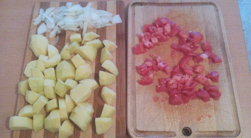 Нарезаем картофель и помидоры 