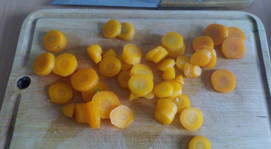 Нарезаем морковь для супа