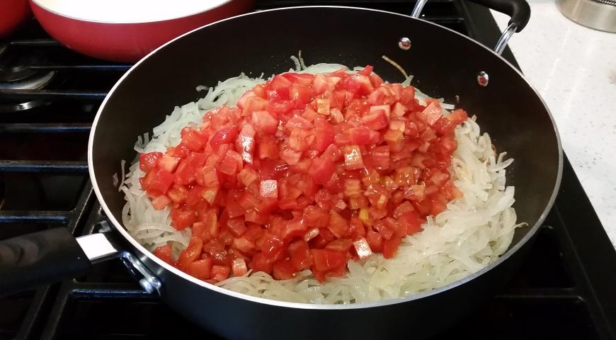Тушим томаты с луком