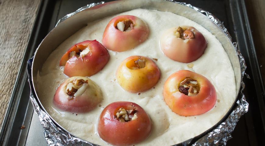 Выкладываем тесто с яблоками в форму для выпечки