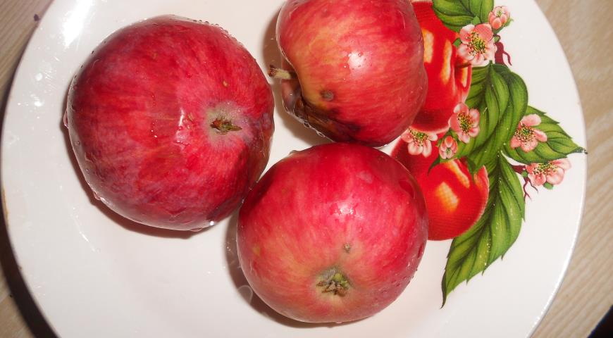 Нарезаем яблоки для шарлотки