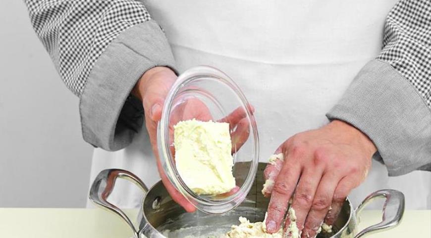 Фото приготовления рецепта: Пирожки с луком и яйцом, шаг №2