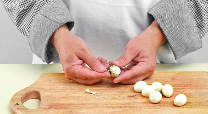 Фото приготовления рецепта: Пирожки с луком и яйцом, шаг №4