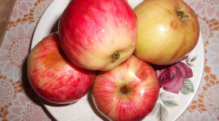 Подготавливаем яблоки для шарлотки