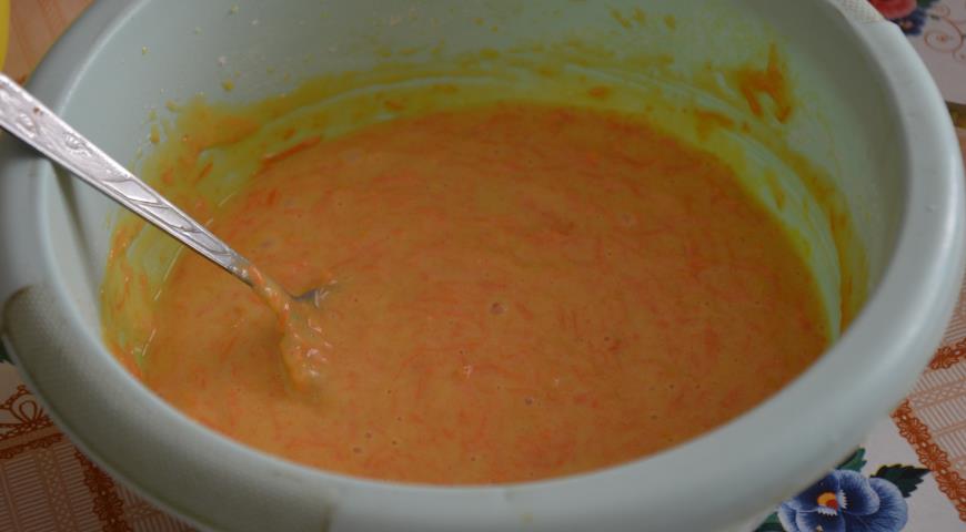 В тесто добавляем морковь и цедру лимона