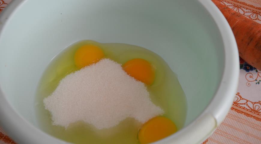 Взбиваем яйца с сахаром и ванилином 