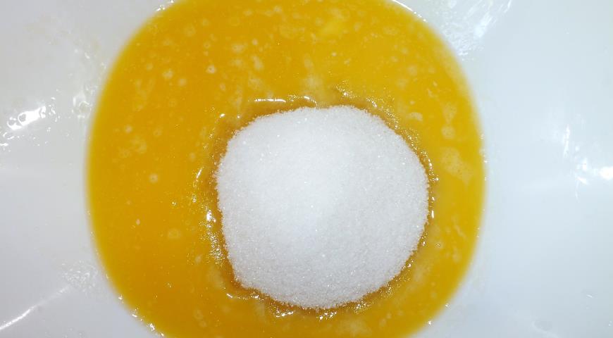 Соединяем растопленное масло с сахаром