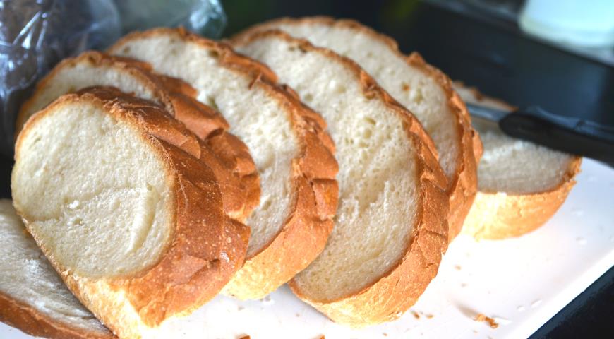 Разрезаем хлеб на ломтики для английского пудинга
